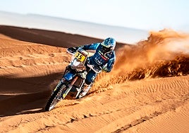 Lorenzo Santolino, atravesando una duna este miércoles.