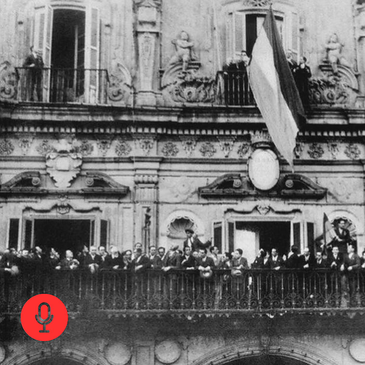 Una bandera tricolor ondea en la Plaza Mayor