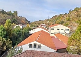 Imagen de fábricas textiles a orillas del río Cuerpo de Hombre, como uno de los posibles emplazamientos para ese centro de datos en Béjar.