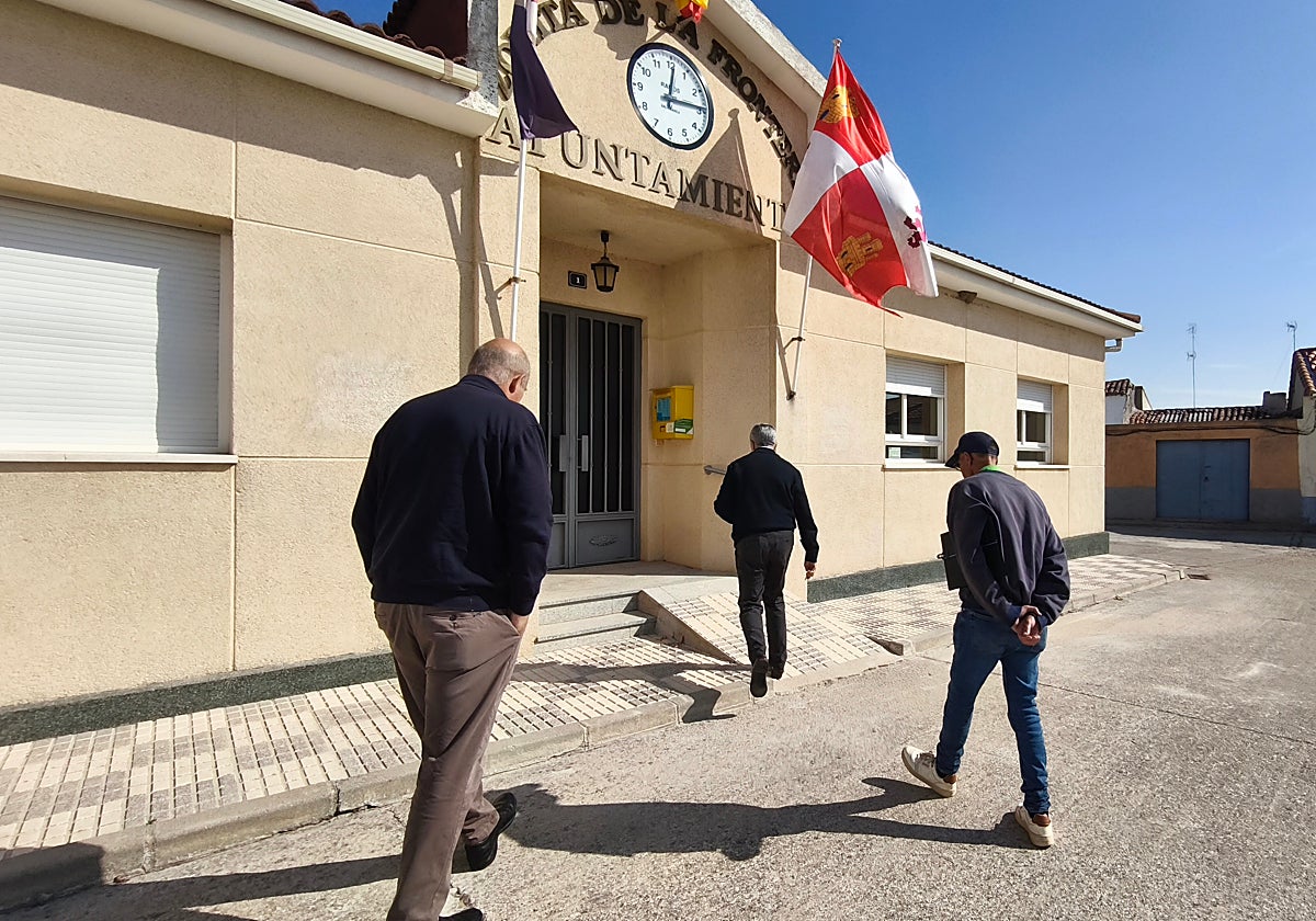 Entrada de concejales y secretario al Ayuntamiento de Zorita.