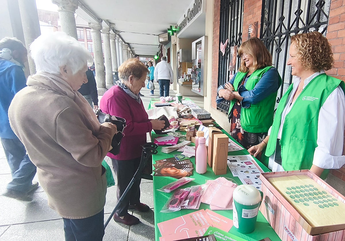 Mesa de la AECC en la plaza España de la ciudad.