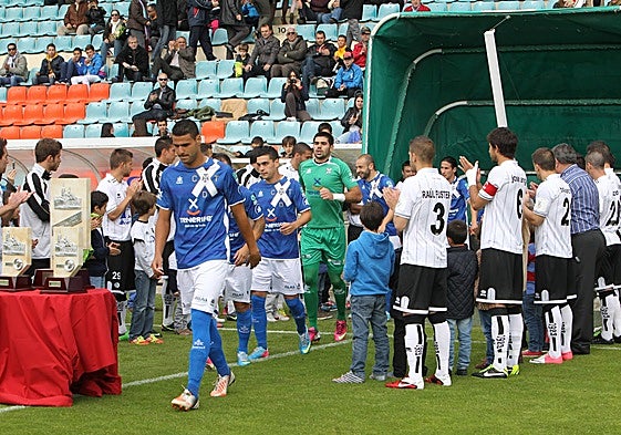 Pasillo de los jugadores de la UDS al Tenerife en el último choque de su historia el 14 de mayo de 2013.