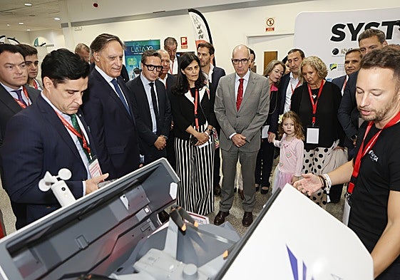 Emilio Corchado, Carlos García Carbayo, Juan Manuel Corchado, Javier Iglesias y Eloy Ruiz, en uno de los stand de la feria.