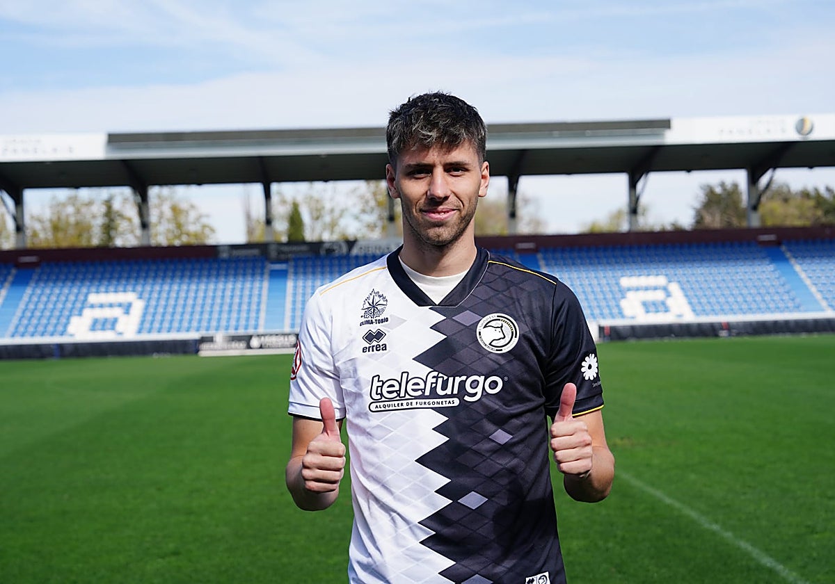 Gastón Valles, sobre el césped del Reina Sofía.