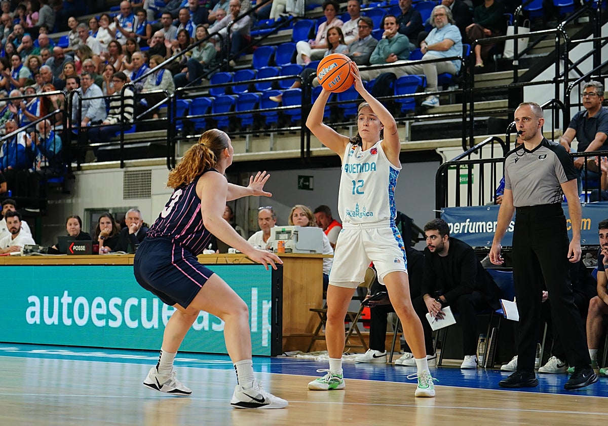 Abby Meyers busca opciones de pase en el choque contra el Nyon.