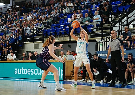 Abby Meyers busca opciones de pase en el choque contra el Nyon.