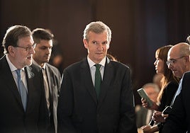 El expresidente del Gobierno, Mariano Rajoy, y el presidente de la Xunta, Alfonso Rueda, durante un desayuno informativo de Fórum Europa, en el Real Casino Gran Círculo de Madrid.