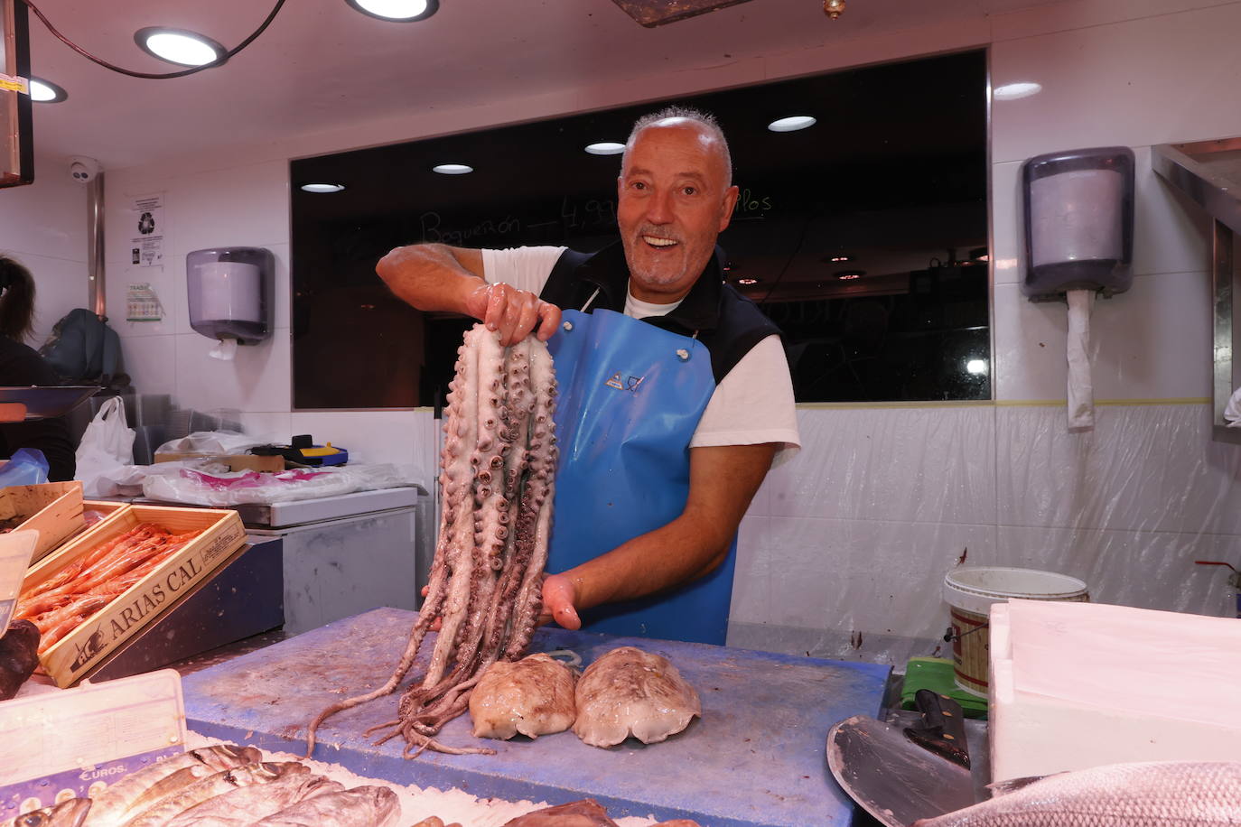 Un pescadero del Mercado sostiene un pulpo de roca.