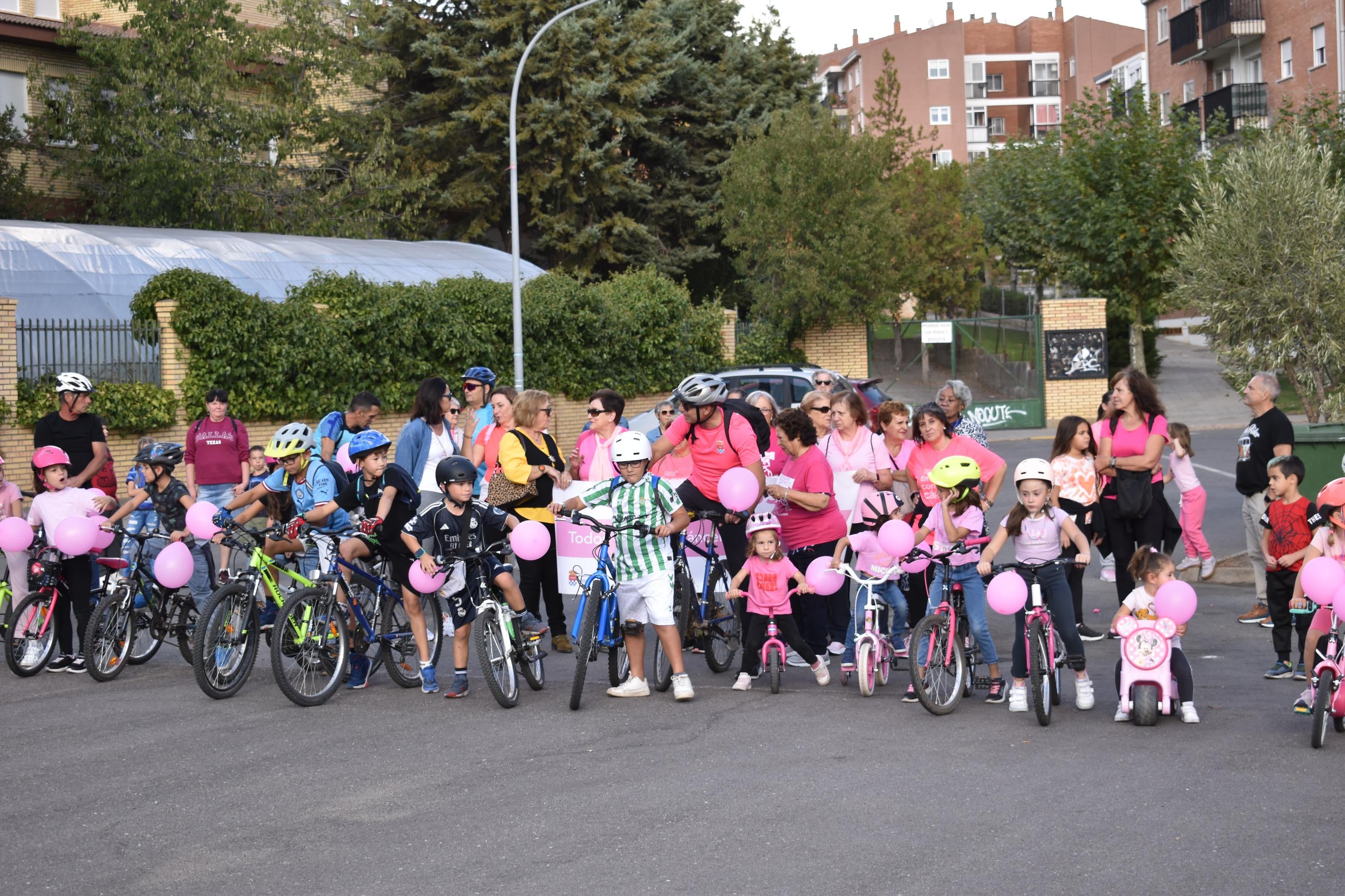 Marcha rosa y pinceladas solidarias contra el cáncer de mama en El Encinar