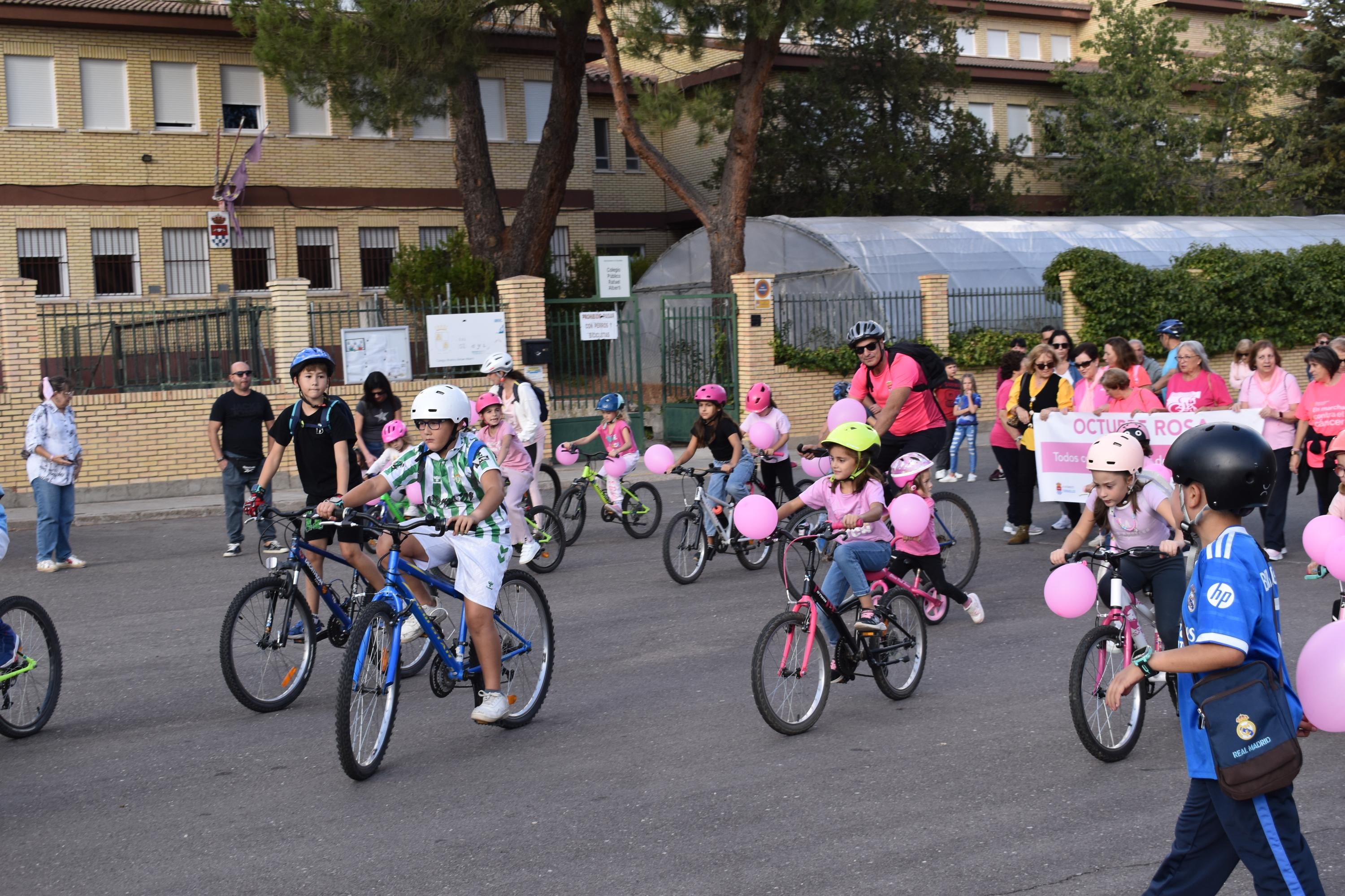 Marcha rosa y pinceladas solidarias contra el cáncer de mama en El Encinar