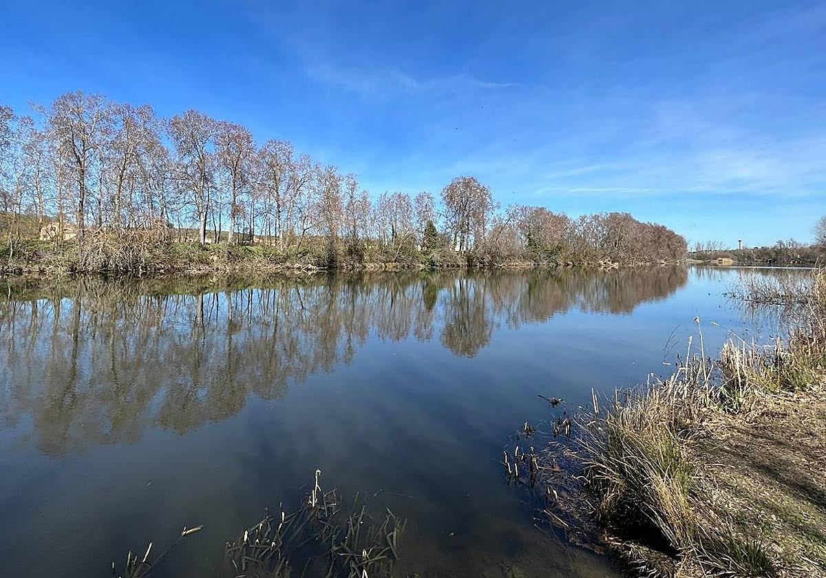 La espectacular lamina de agua del Tormes a su paso por la localidad de Villamayor de Armuña.