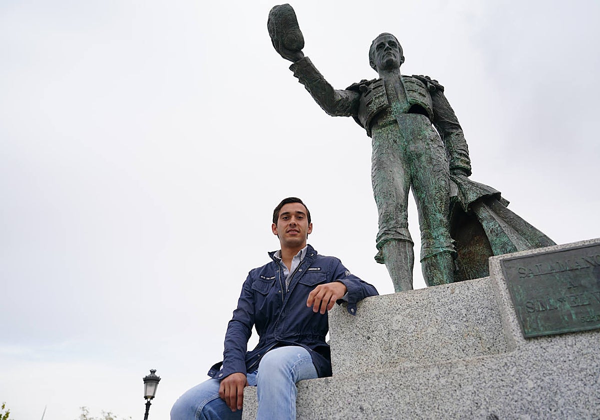 Ismael Martín, bajo la estatua del maestro Santiago Martín 'El Viti', en la explanada de La Glorieta.