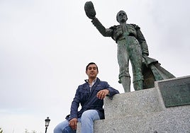 Ismael Martín, bajo la estatua del maestro Santiago Martín 'El Viti', en la explanada de La Glorieta.