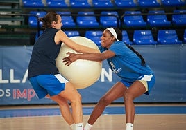 Andrea Vilaró y Khadijiah Cave, durante un juego, en el entrenamiento de este viernes, antes de viajar a Las Palmas.