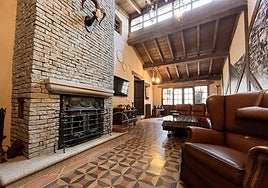 El salón con chimenea y zonas para relajarse en La Centenaria.