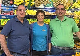 Javier Niño, Rosario Blanco y Roberto Niño, tras el mostrador de Frutas Castilla.