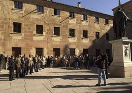Concentración contra la banda terrorista de ETA enfrente del Edificio Histórico de la Universidad.