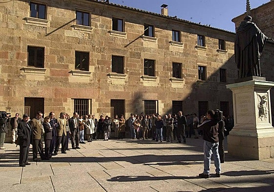 Concentración contra la banda terrorista de ETA enfrente del Edificio Histórico de la Universidad.