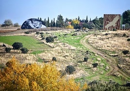 Los dos murales más grandes de Juzbado dan la bienvenida al municipio desde el camino Viejo de los Baños.