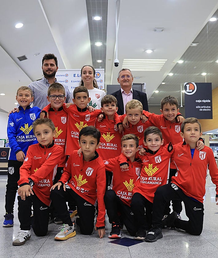 Imagen secundaria 2 - El Santa Marta luce a sus equipos de fútbol 7 en el E.Leclerc