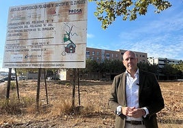 El portavoz de Vox en las Cortes, Carlos Menéndez, junto a la parcela en la que se iba a construir el centro de salud del Zurguén.