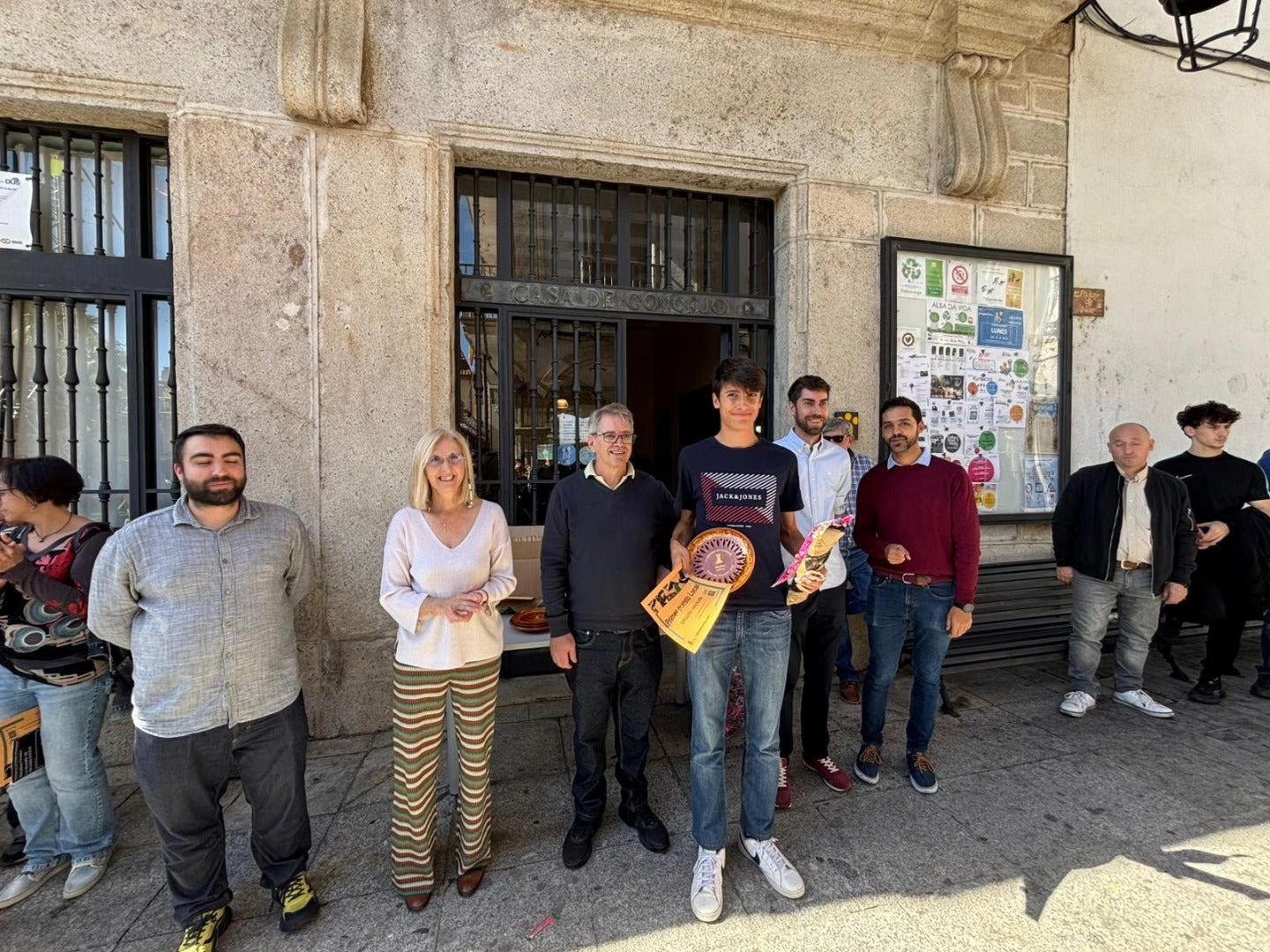 Alegría, fiesta y ambiente sin fin por las calles de Alba de Tormes con el Día de las Peñas