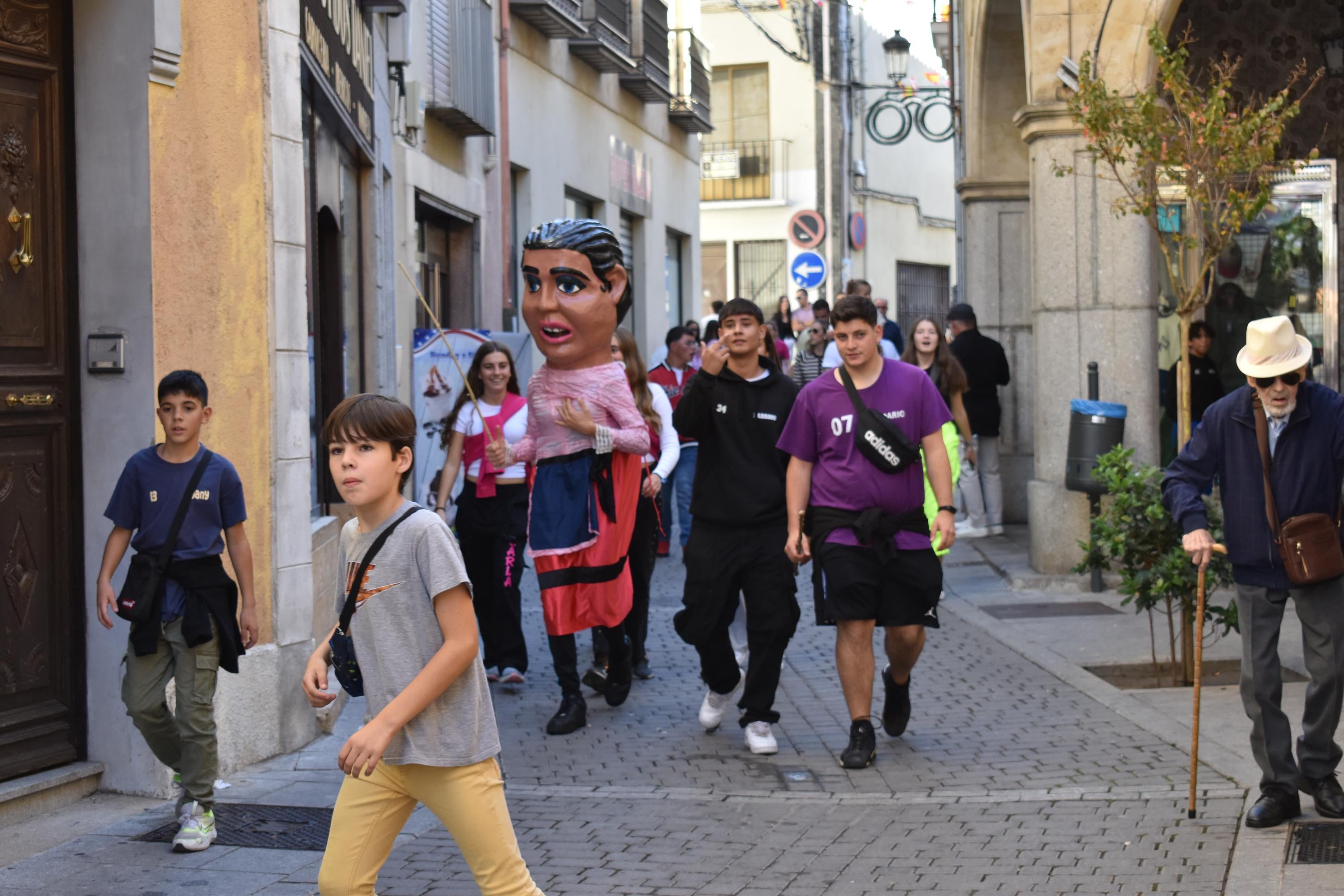 Alegría, fiesta y ambiente sin fin por las calles de Alba de Tormes con el Día de las Peñas