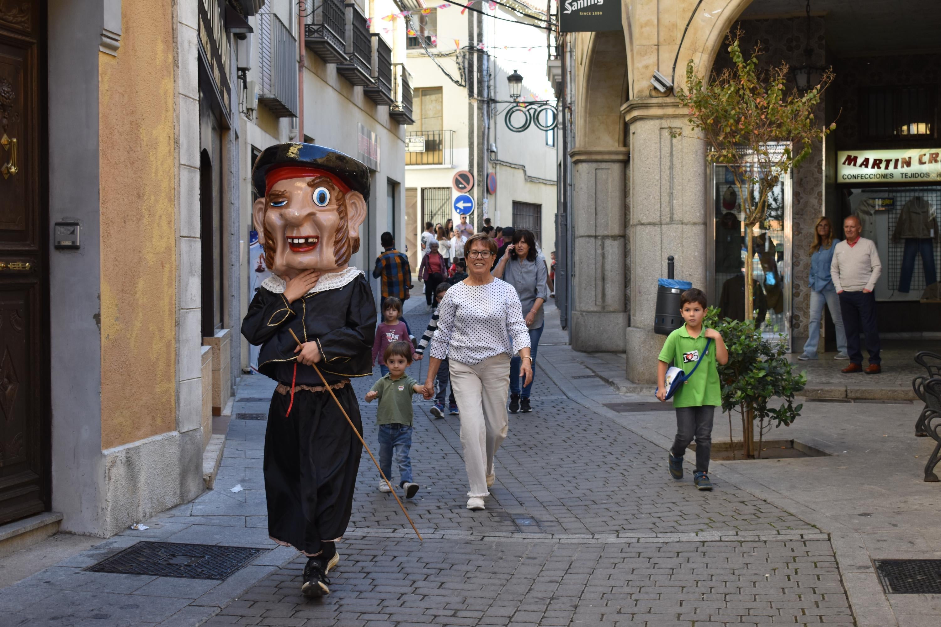 Alegría, fiesta y ambiente sin fin por las calles de Alba de Tormes con el Día de las Peñas