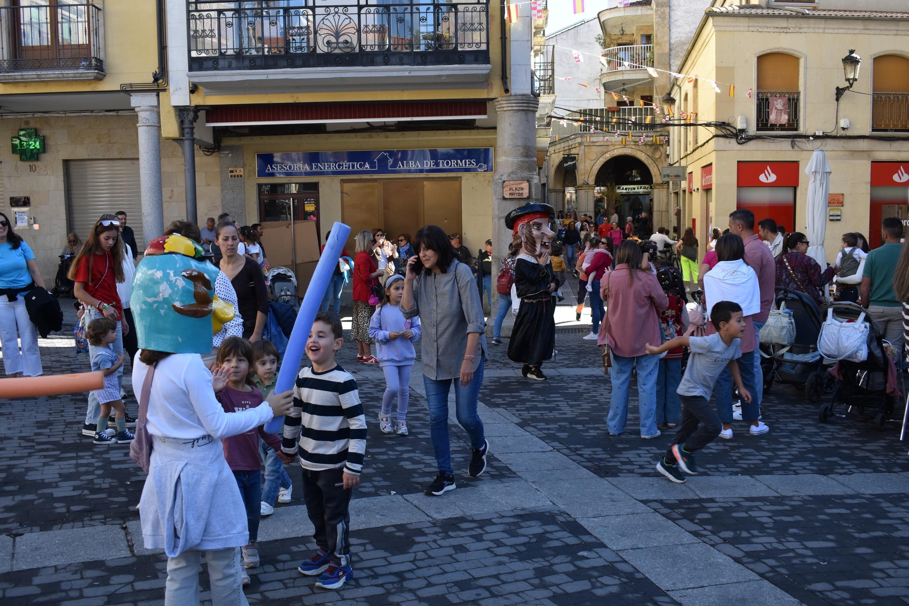 Alegría, fiesta y ambiente sin fin por las calles de Alba de Tormes con el Día de las Peñas