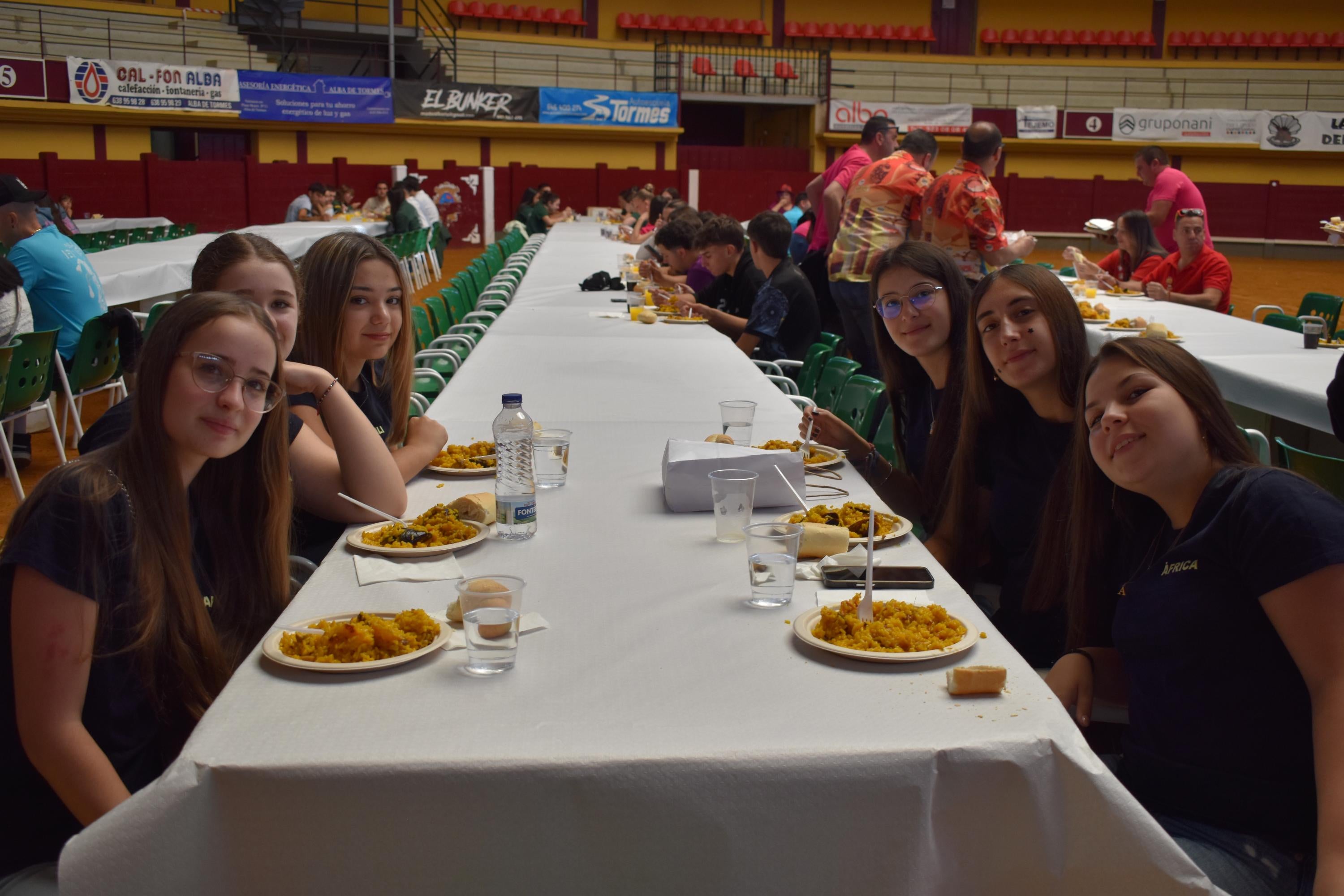Alegría, fiesta y ambiente sin fin por las calles de Alba de Tormes con el Día de las Peñas