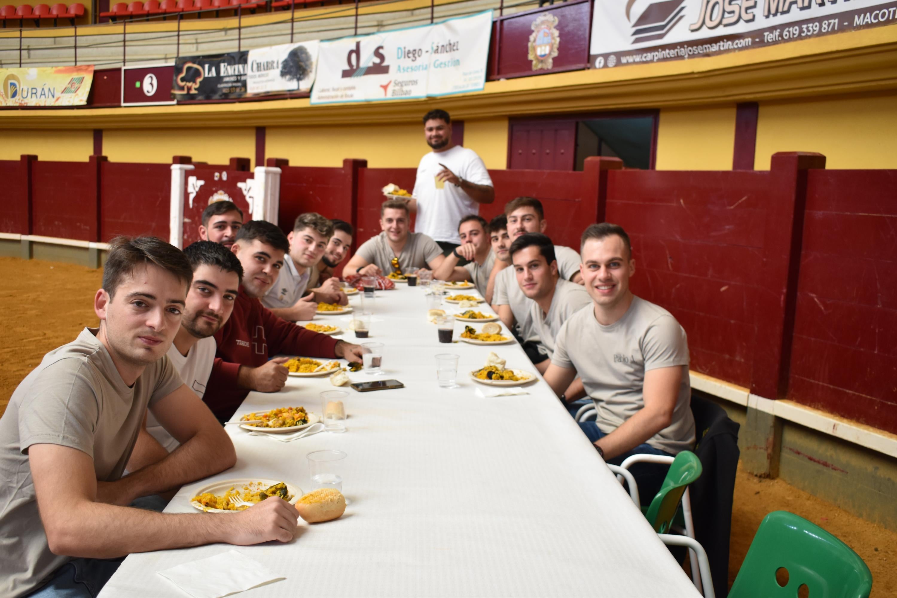 Alegría, fiesta y ambiente sin fin por las calles de Alba de Tormes con el Día de las Peñas