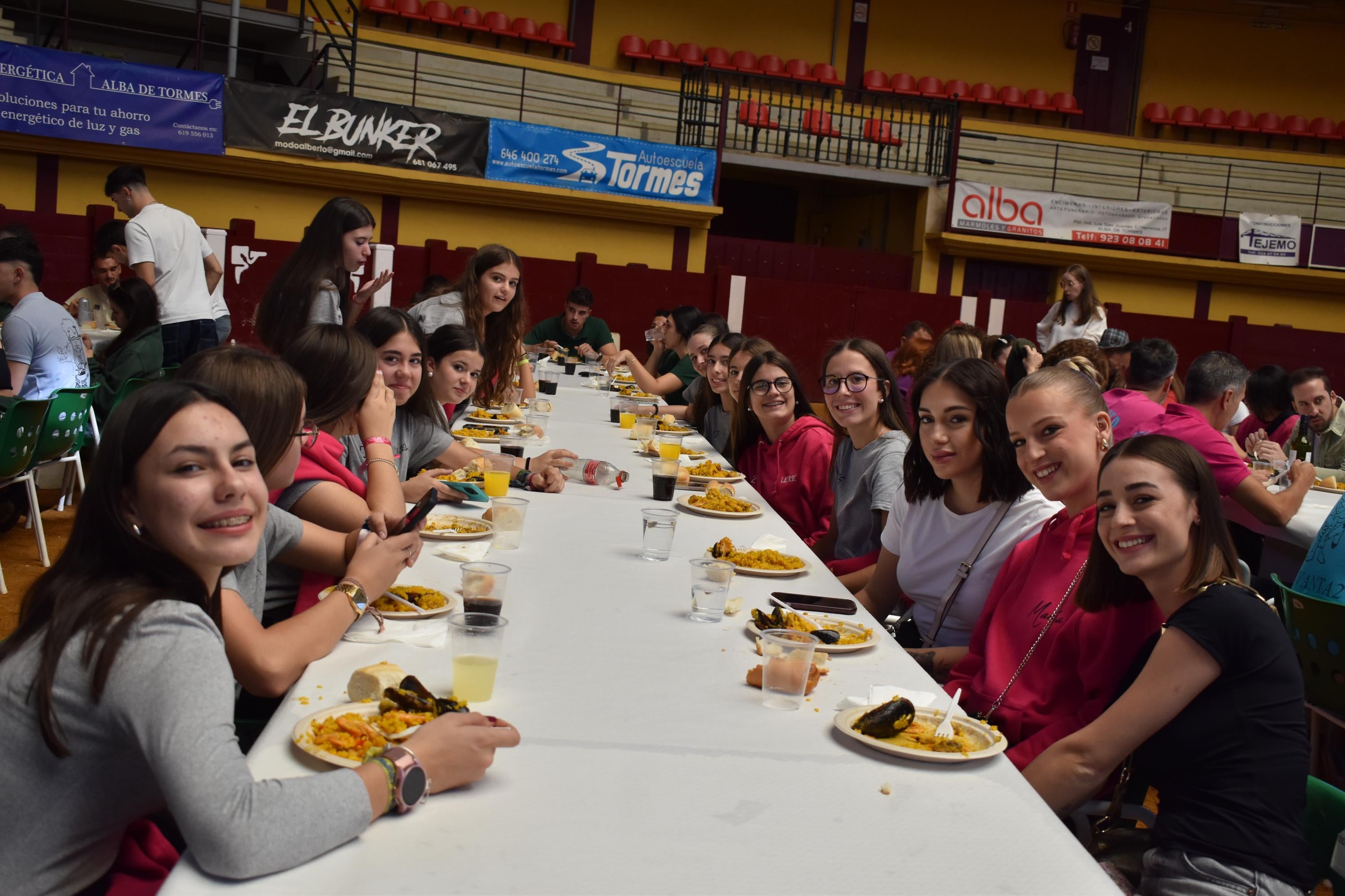 Alegría, fiesta y ambiente sin fin por las calles de Alba de Tormes con el Día de las Peñas