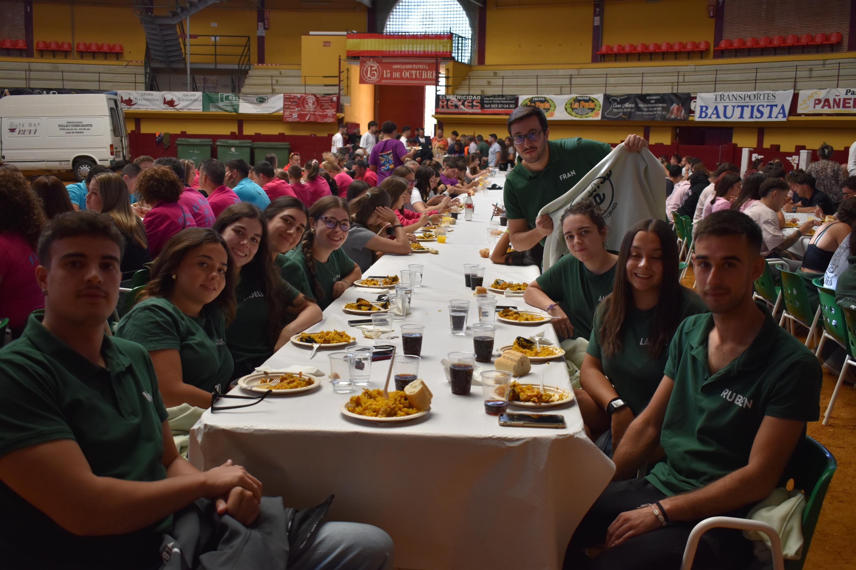 Alegría, fiesta y ambiente sin fin por las calles de Alba de Tormes con el Día de las Peñas
