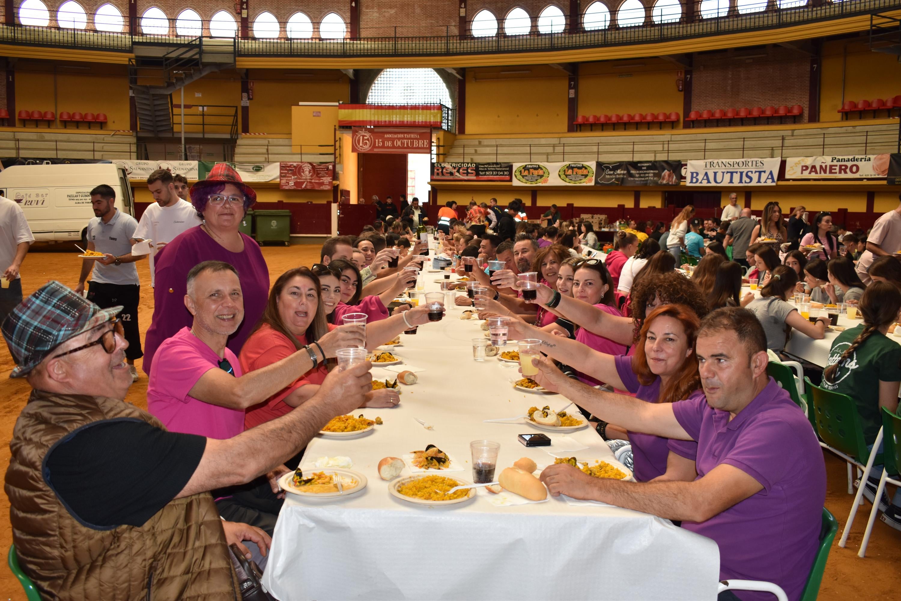Alegría, fiesta y ambiente sin fin por las calles de Alba de Tormes con el Día de las Peñas