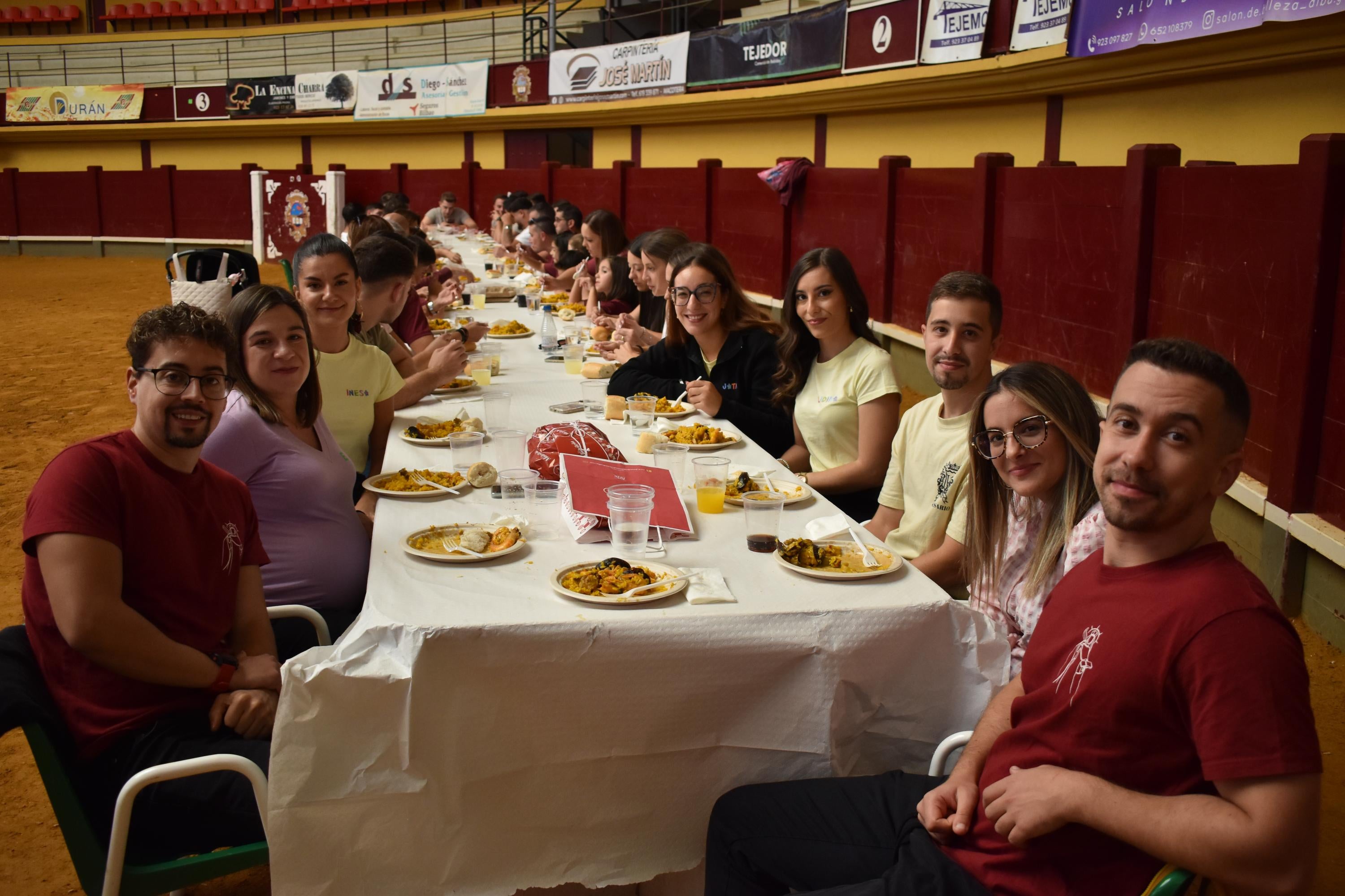 Alegría, fiesta y ambiente sin fin por las calles de Alba de Tormes con el Día de las Peñas