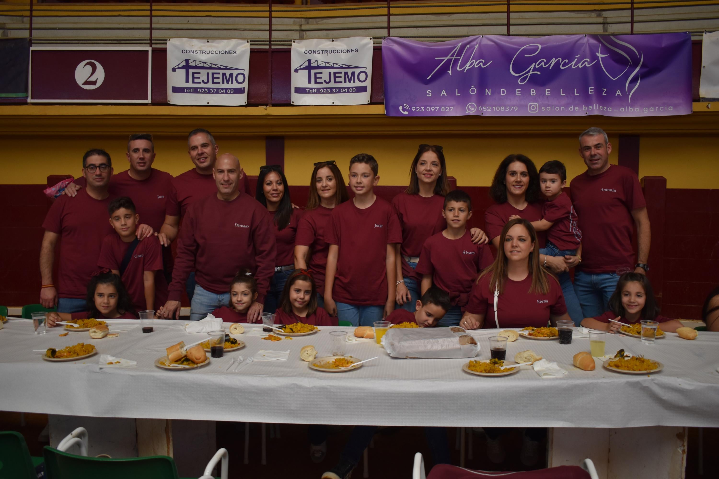 Alegría, fiesta y ambiente sin fin por las calles de Alba de Tormes con el Día de las Peñas