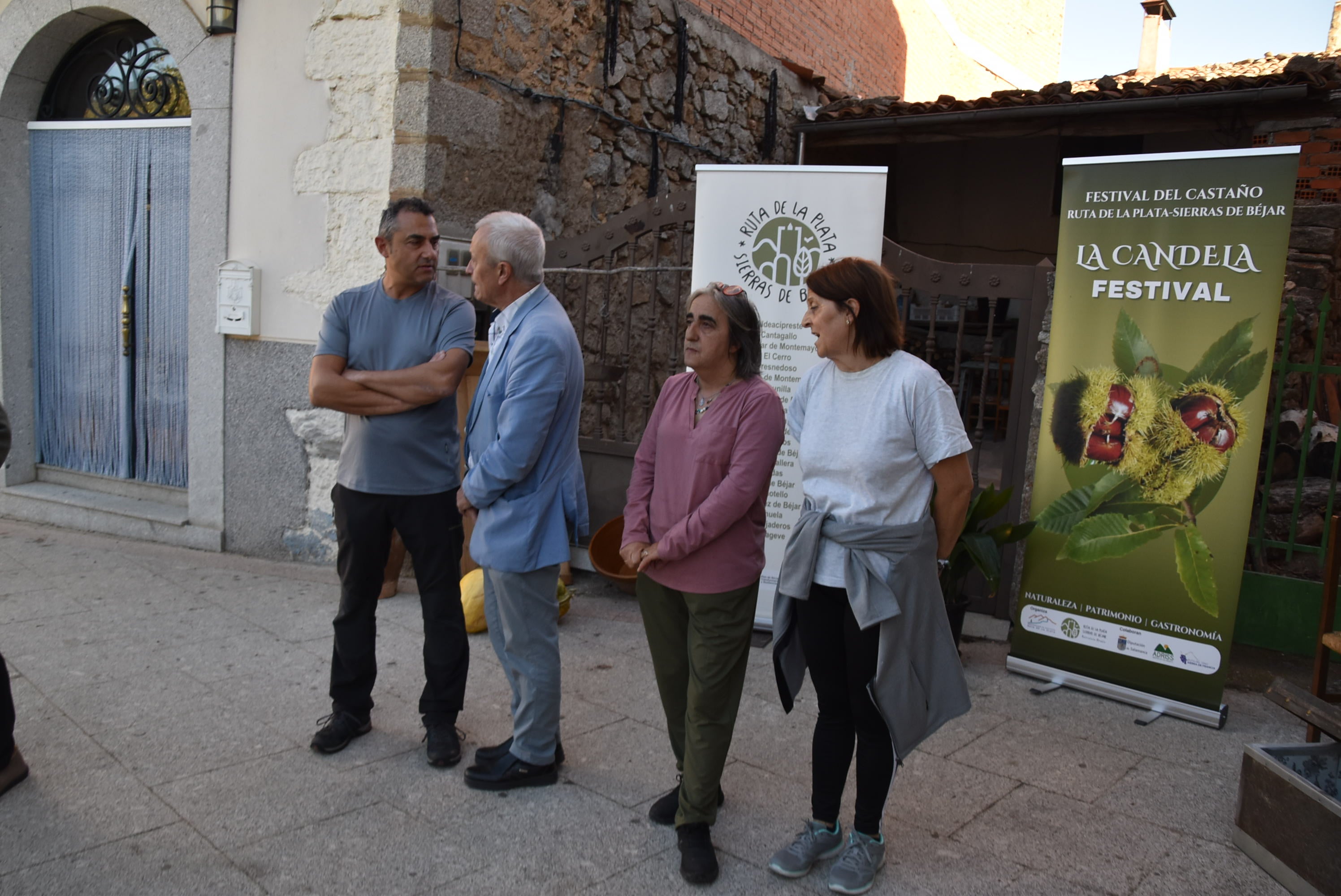 Fresnedoso decora las calles con útiles tradicionales y recorre su entorno natural