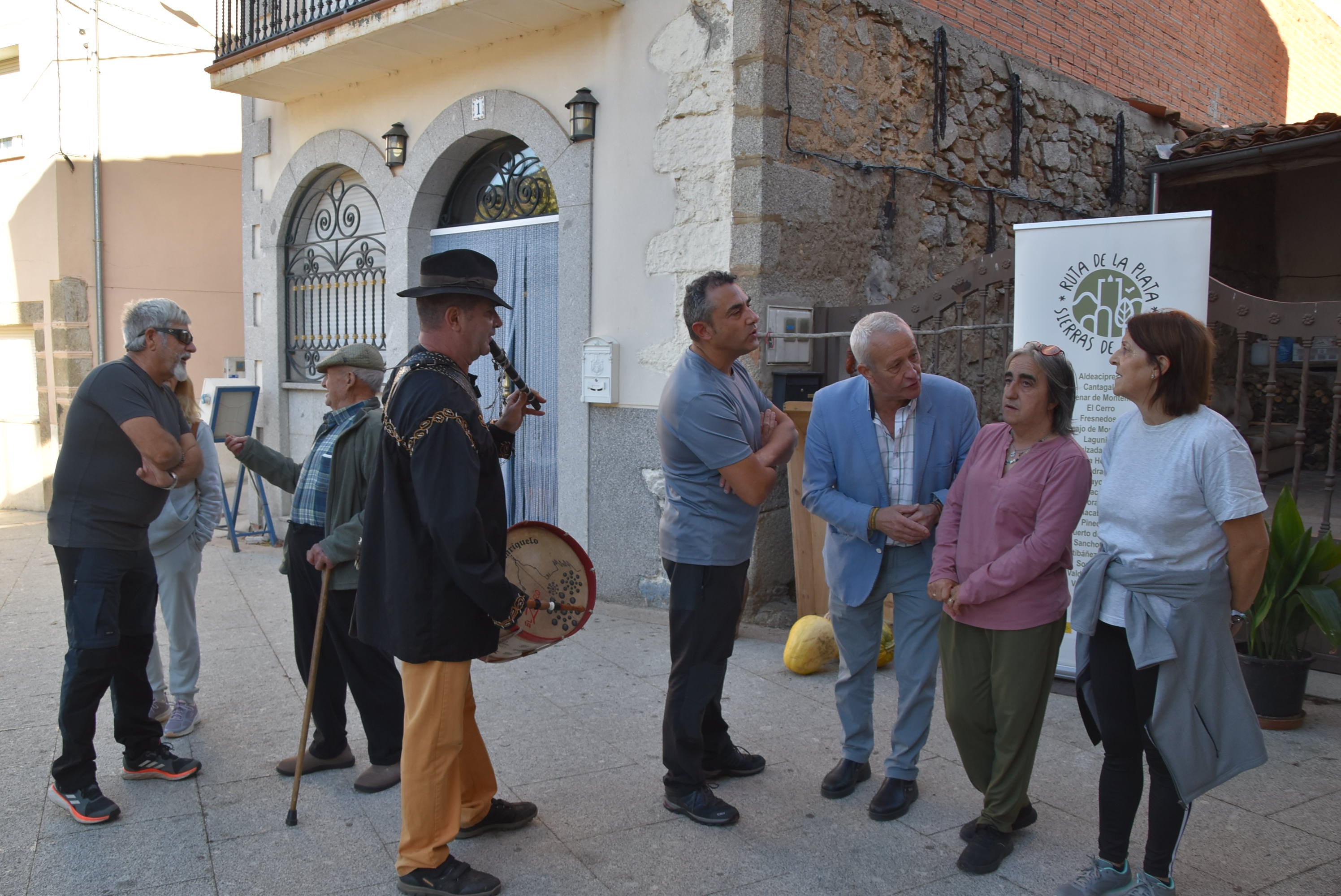 Fresnedoso decora las calles con útiles tradicionales y recorre su entorno natural