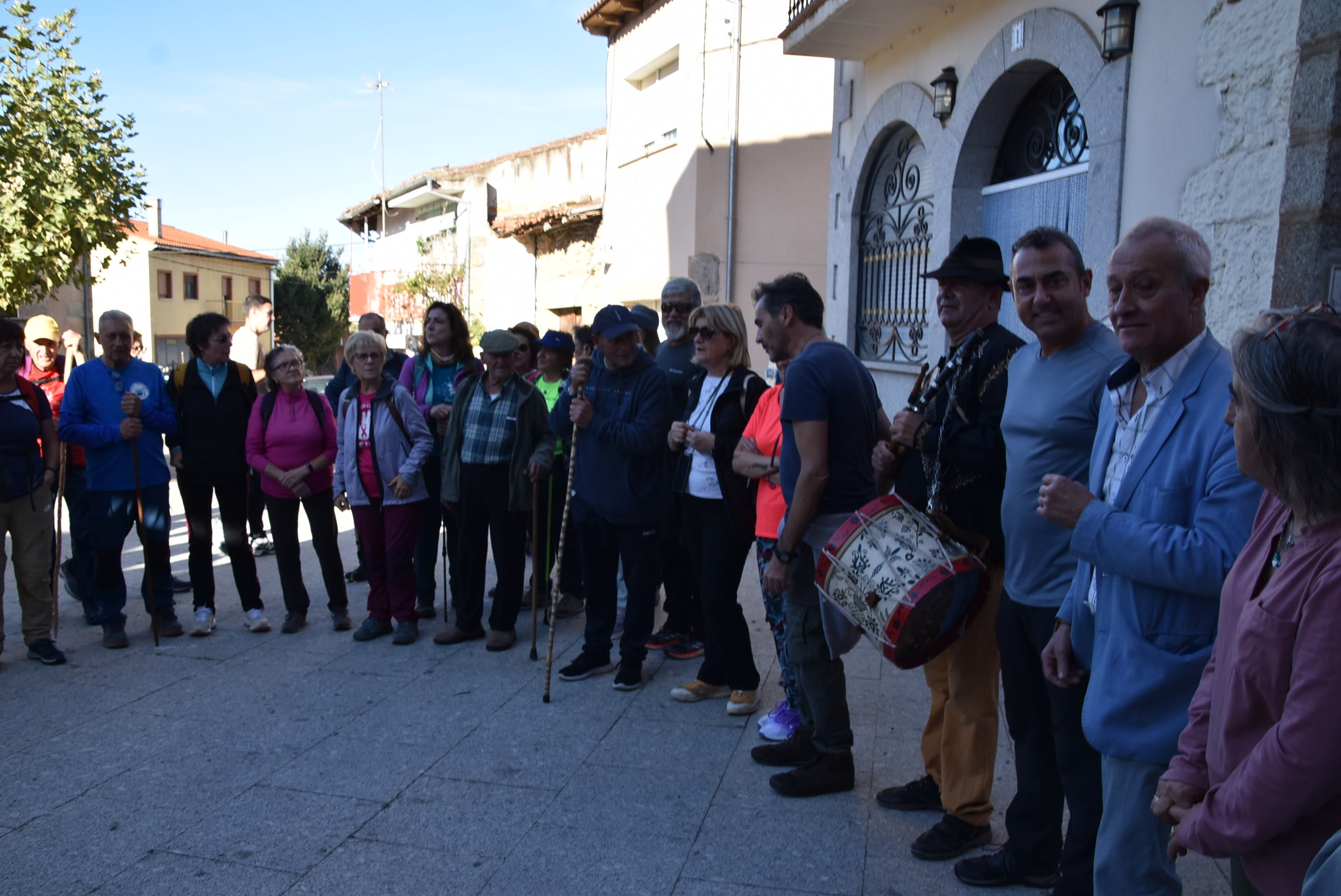 Fresnedoso decora las calles con útiles tradicionales y recorre su entorno natural