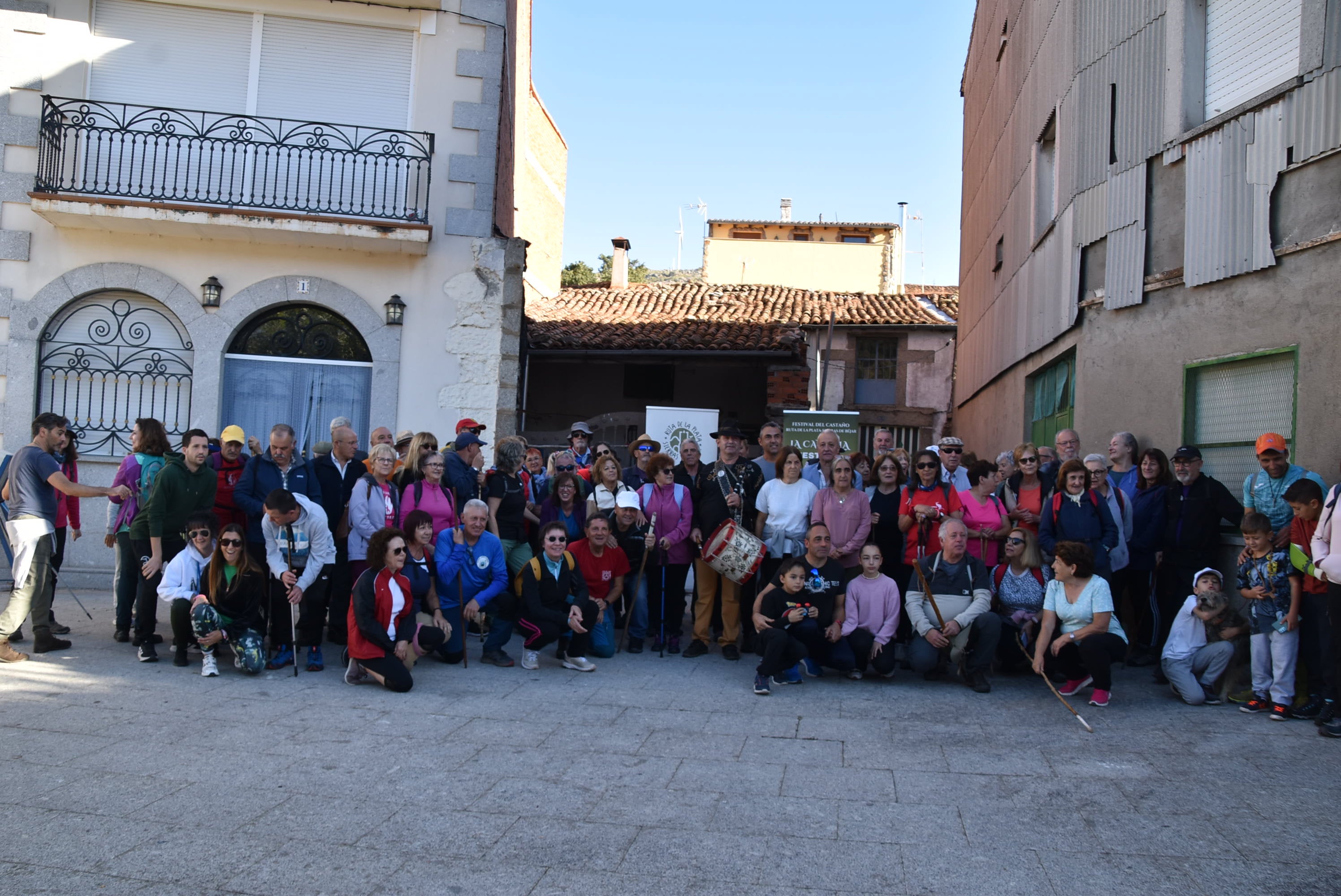 Fresnedoso decora las calles con útiles tradicionales y recorre su entorno natural