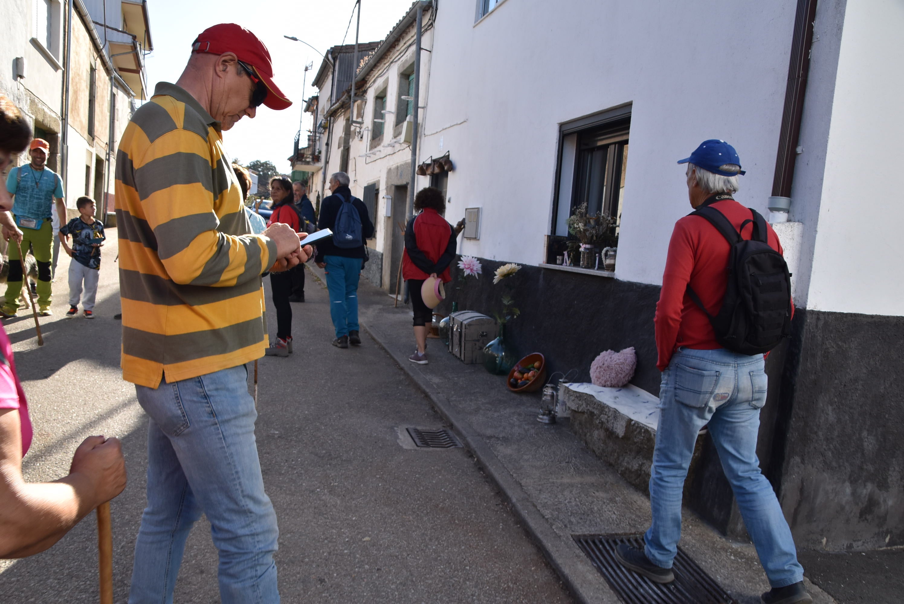Fresnedoso decora las calles con útiles tradicionales y recorre su entorno natural