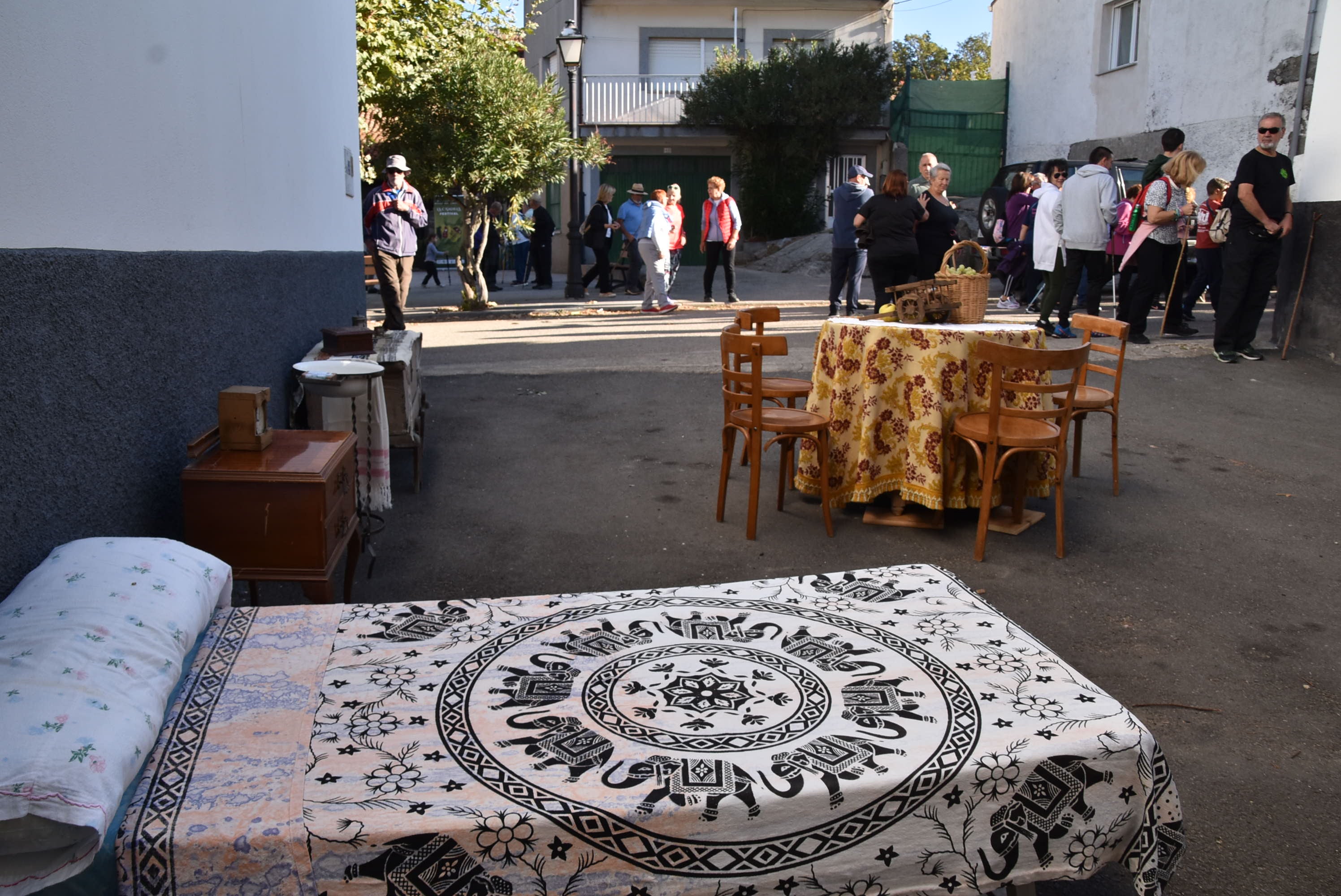 Fresnedoso decora las calles con útiles tradicionales y recorre su entorno natural