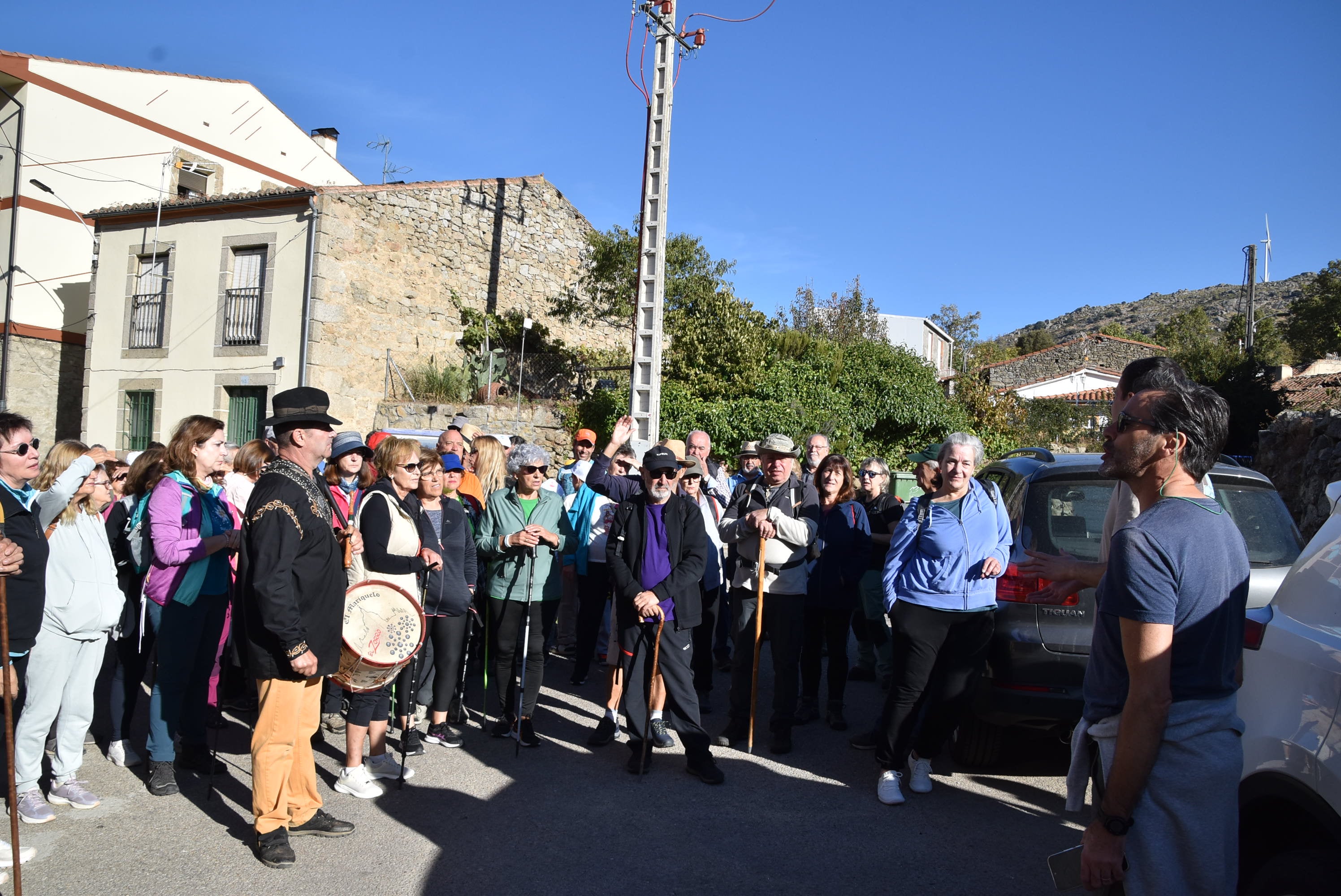 Fresnedoso decora las calles con útiles tradicionales y recorre su entorno natural