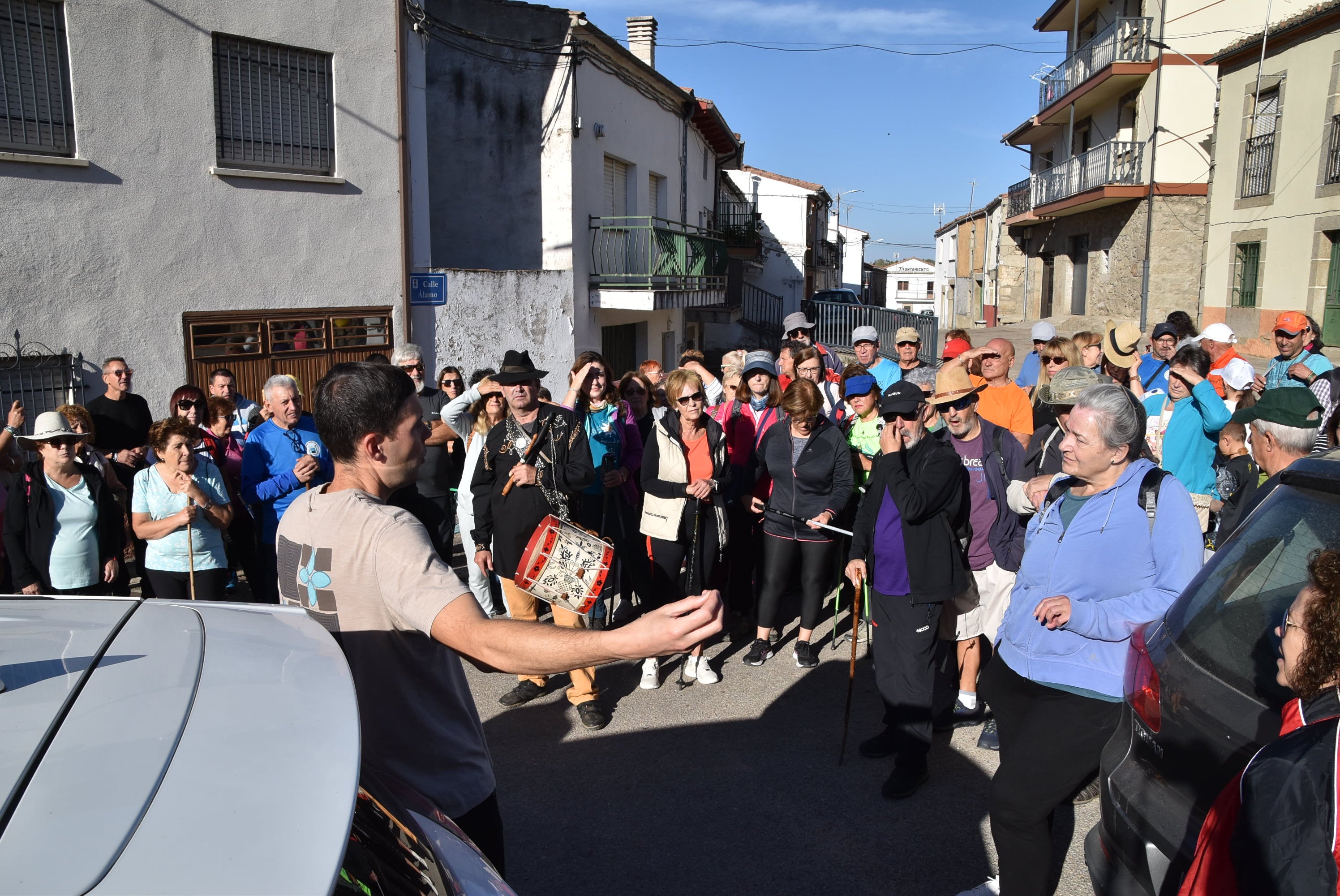 Fresnedoso decora las calles con útiles tradicionales y recorre su entorno natural