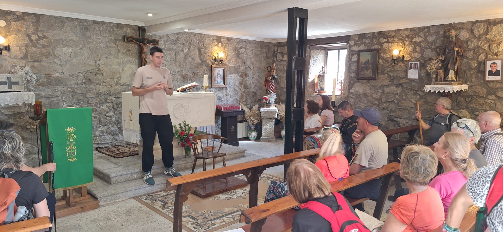 Fresnedoso decora las calles con útiles tradicionales y recorre su entorno natural