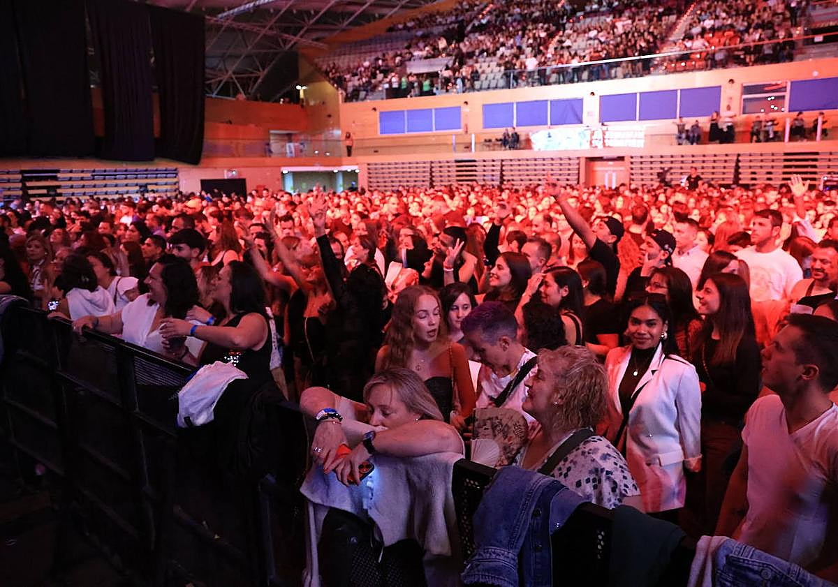 Imagen principal - Manuel Turizo hace las delicias de sus fans en el Multiusos