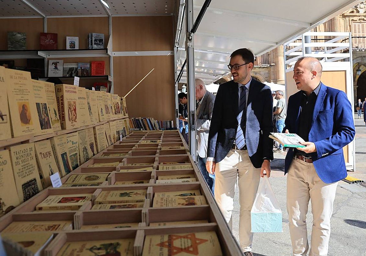 Ángel Fernández Silva, concejal de Cultura y Turismo, junto a Luis Sánchez, edil de Educación, en el arranque de la Feria.