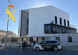 Agentes de la Guardia Civil, en el puesto de Santa Marta de Tormes.