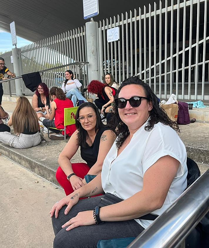 Imagen secundaria 2 - Furor por Turizo: «Llevo desde las 6 de la mañana»