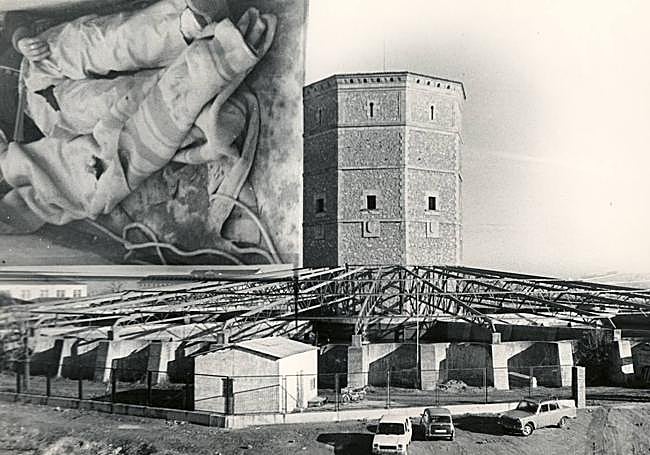 Montaje fotográfico en el que se ven los cuerpos envueltos en mantas de los dos operarios fallecidos junto a una vista de las obras el depósito.